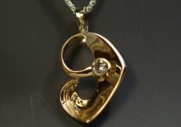 14kt gold pendant with diamond